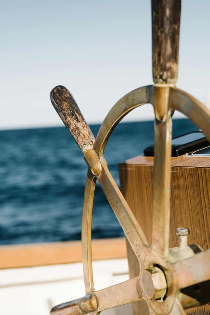 Equipo profesional de náutica en mantenimiento y cuidado de barcos en Alicante NAUPRO